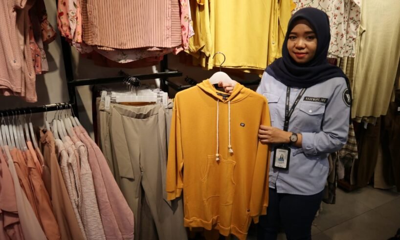 HANGAT: Musim penghujan yang lembab dan dingin membuat tren baju hangat seperti Hoodie menjadi tren di kalangan generasi Milenial.